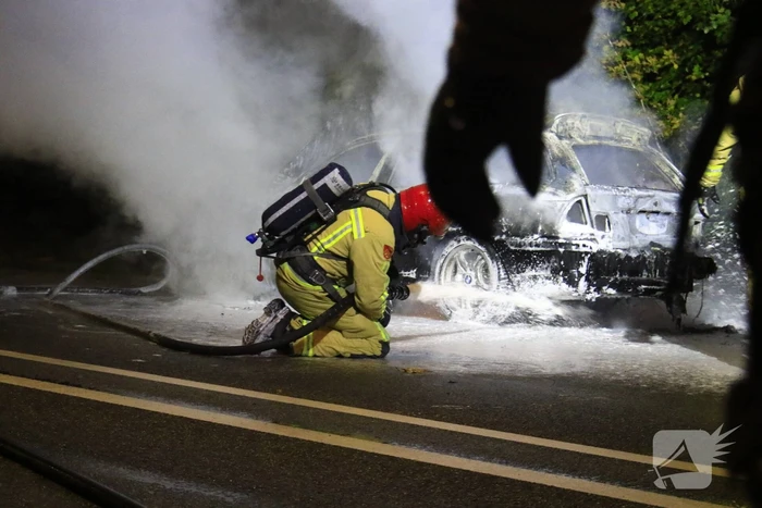 Auto uitgebrand langs doorgaande weg