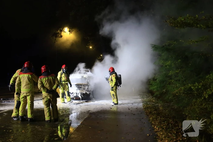 Auto uitgebrand langs doorgaande weg