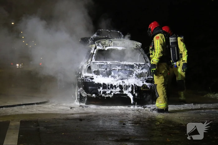 Auto uitgebrand langs doorgaande weg