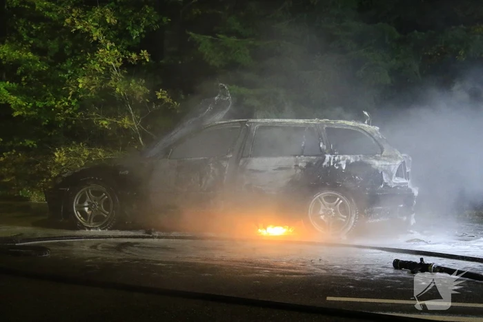 Auto uitgebrand langs doorgaande weg
