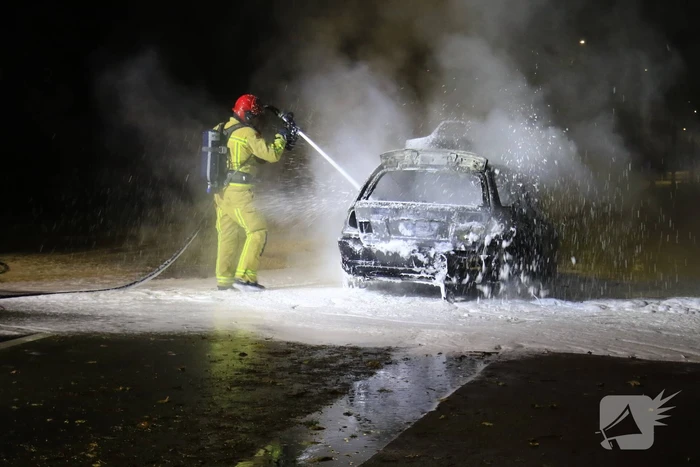 Auto uitgebrand langs doorgaande weg