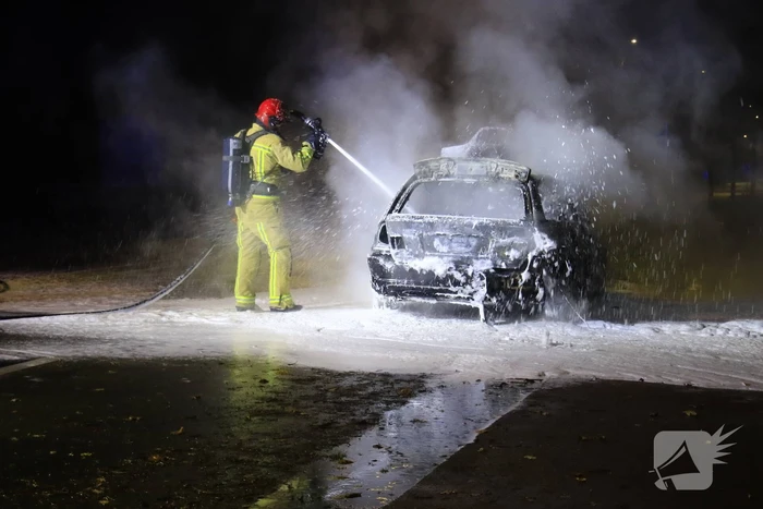 Auto uitgebrand langs doorgaande weg