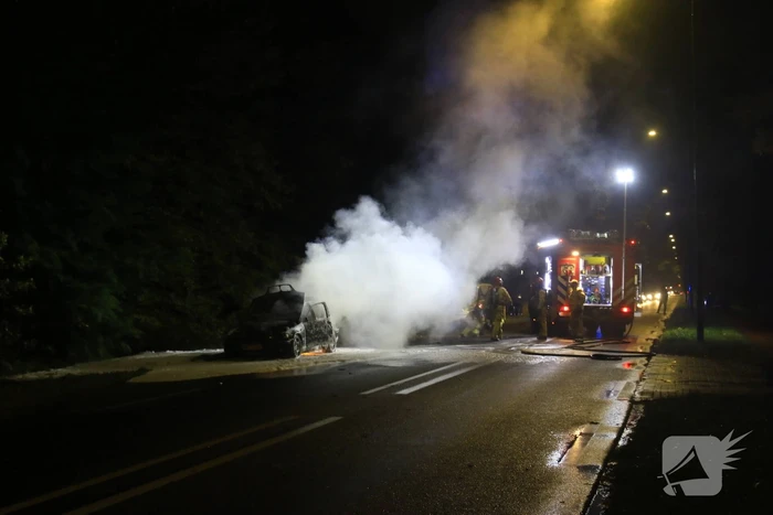 Auto uitgebrand langs doorgaande weg