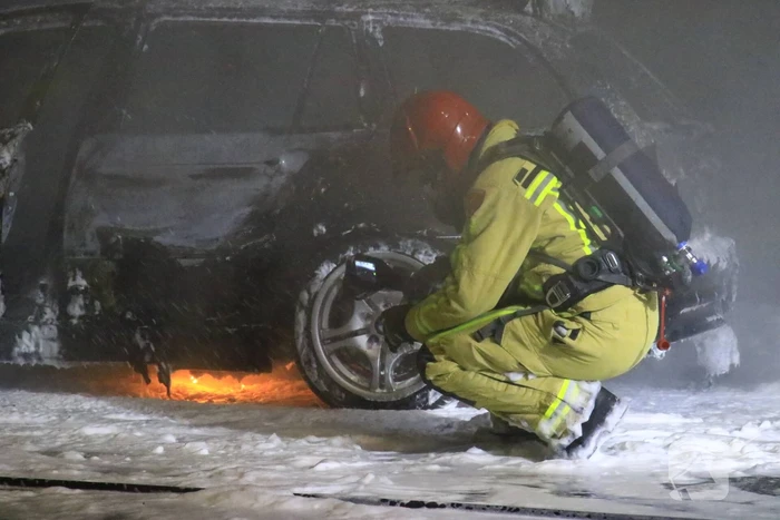 Auto uitgebrand langs doorgaande weg