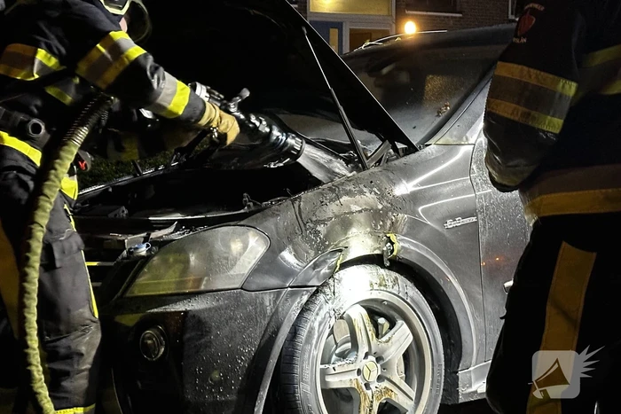 Personenauto beschadigd door brand