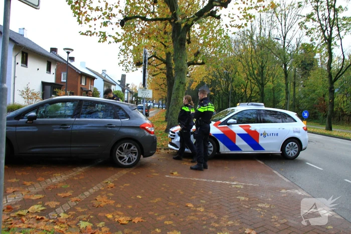 Afslaande personenauto ziet fietser over het hoofd