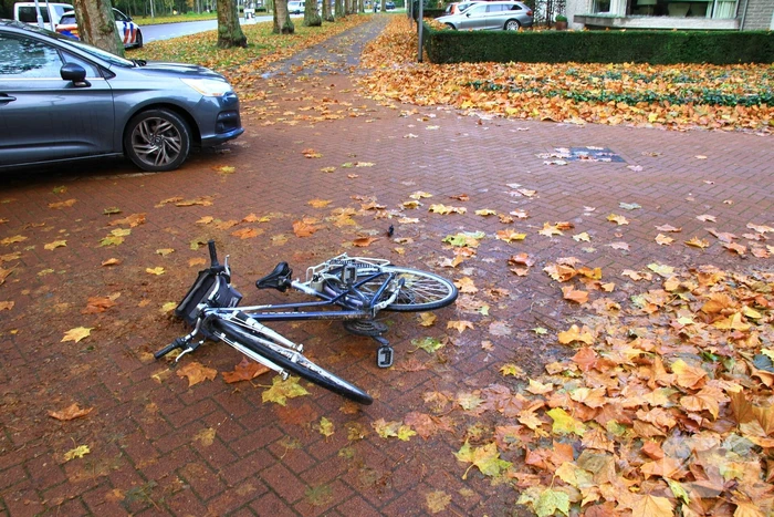 Afslaande personenauto ziet fietser over het hoofd