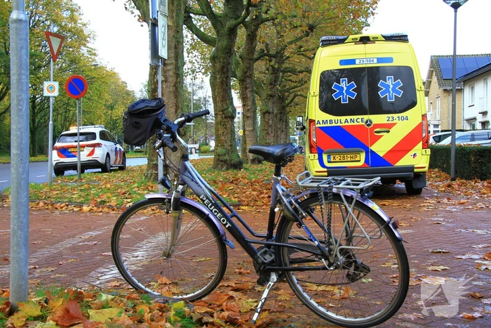 Afslaande personenauto ziet fietser over het hoofd
