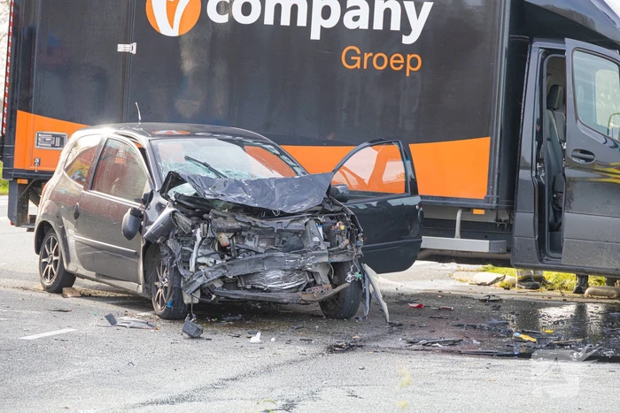 Gewonde bij ongeval tussen auto en bakwagen