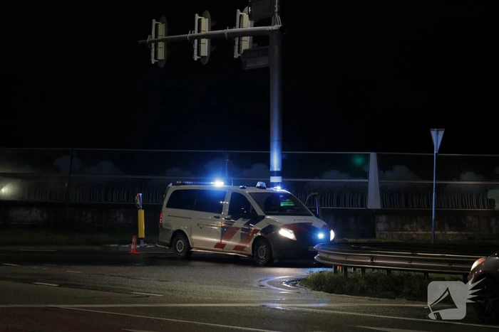 Auto belandt in water naast snelweg