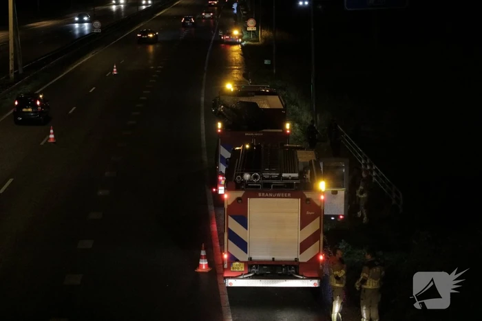 Auto belandt in water naast snelweg
