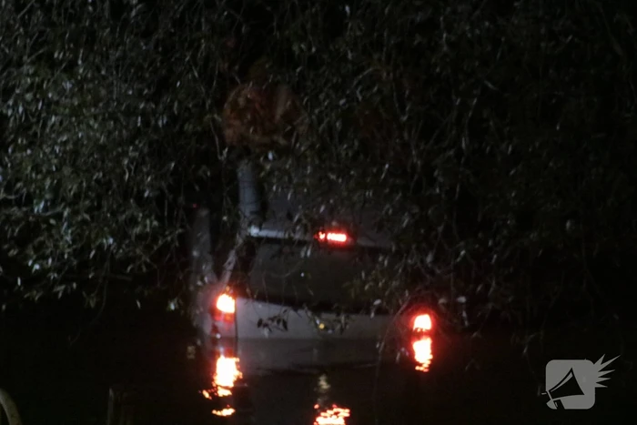 Auto belandt in water naast snelweg