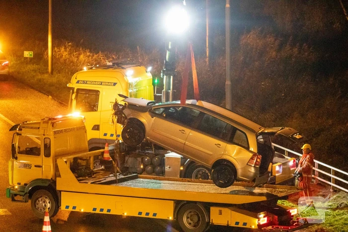 Auto belandt in water naast snelweg