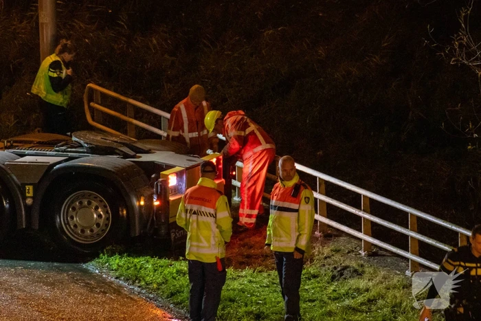 Auto belandt in water naast snelweg