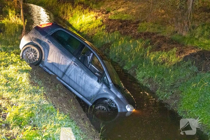 Auto belandt in sloot