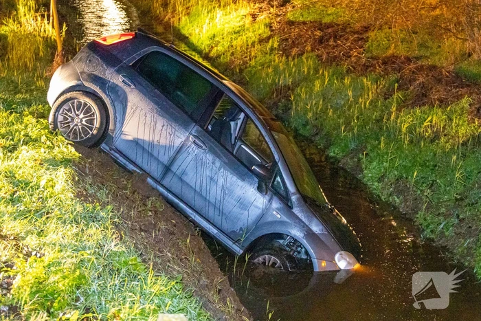 Auto belandt in sloot