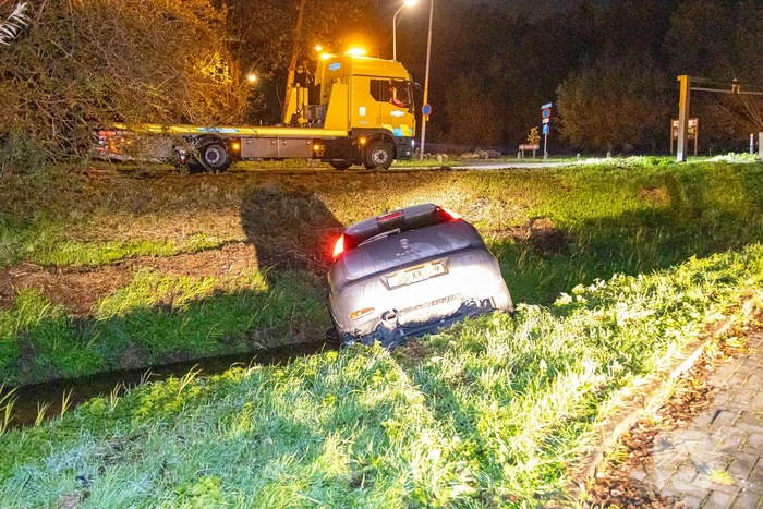Auto belandt in sloot