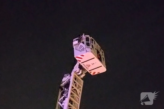 Brandweer ingezet om collega's uit vastgelopen ladderwagen te redden