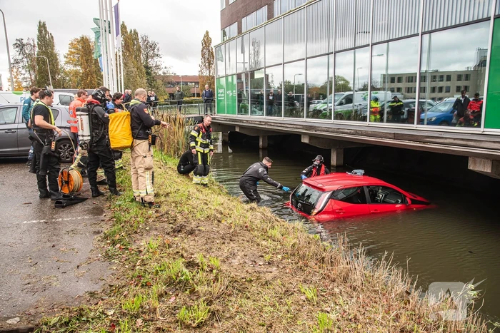 Brandweer redt vrouw uit te water geraakte auto