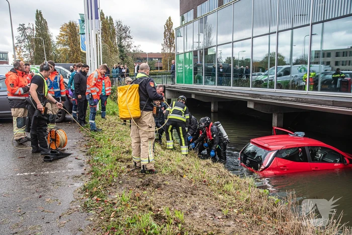 Brandweer redt vrouw uit te water geraakte auto