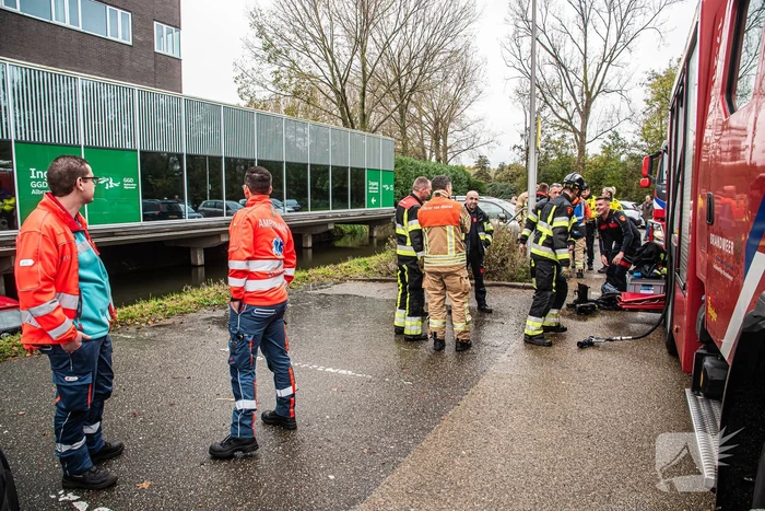 Brandweer redt vrouw uit te water geraakte auto
