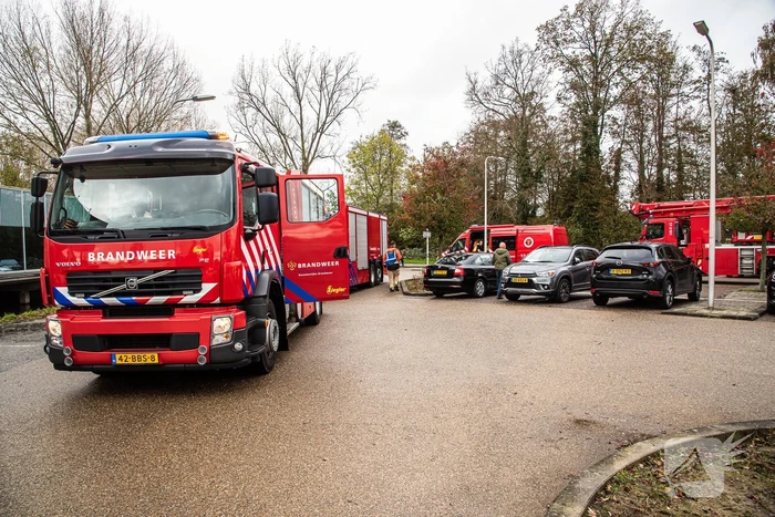 Brandweer redt vrouw uit te water geraakte auto