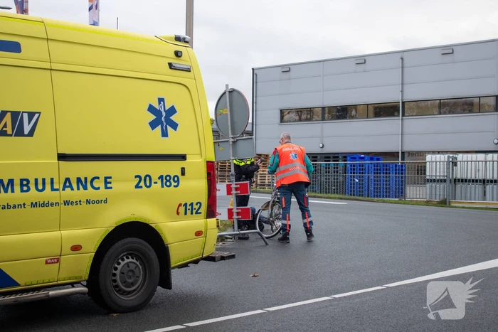 Fietser en auto botsen op kruising