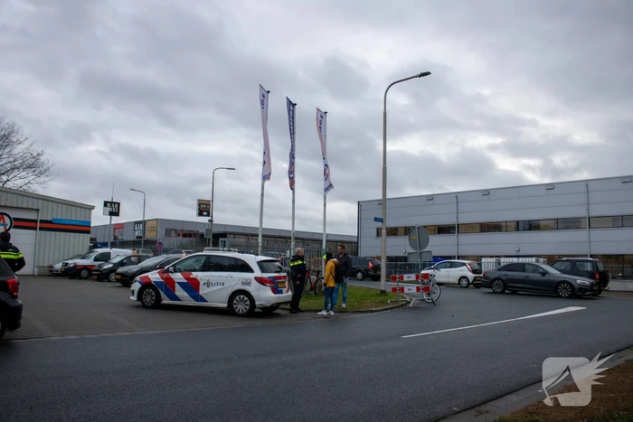 Fietser en auto botsen op kruising