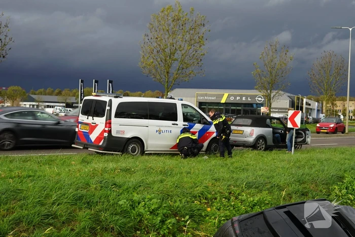 Omstanders halen inzittenden uit te water geraakt voertuig