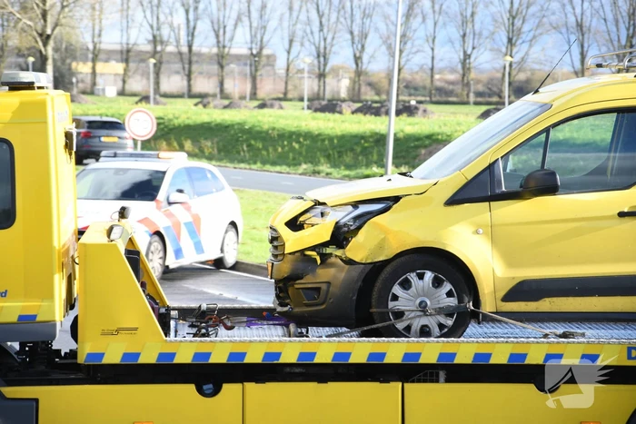 Fikse schade bij botsing tussen porsche en bestelbus