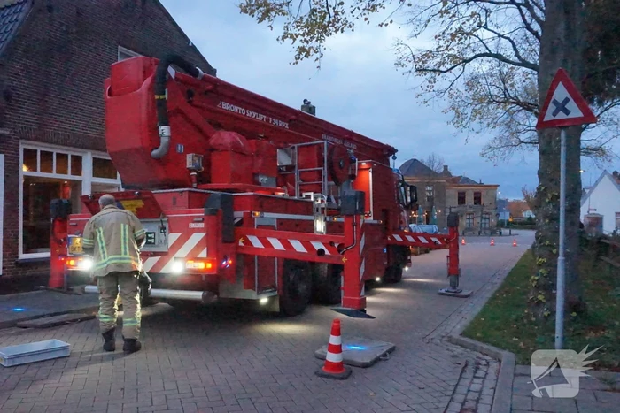 Brandweer verwijdert gevaarlijk hangende tak