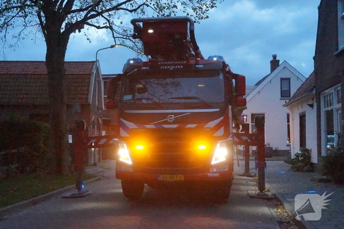 Brandweer verwijdert gevaarlijk hangende tak