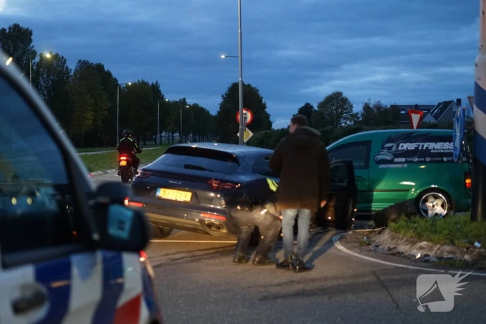 Drie voertuigen fiks beschadigd bij botsing op kruising