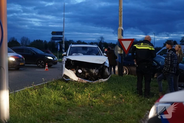 Drie voertuigen fiks beschadigd bij botsing op kruising