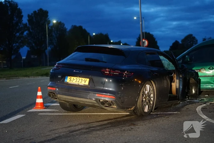 Drie voertuigen fiks beschadigd bij botsing op kruising