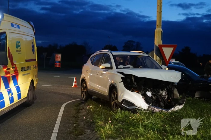 Drie voertuigen fiks beschadigd bij botsing op kruising