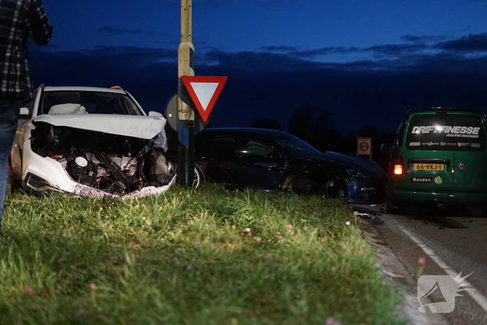Drie voertuigen fiks beschadigd bij botsing op kruising
