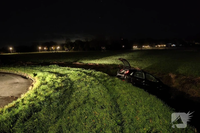 Automobilist belandt in sloot