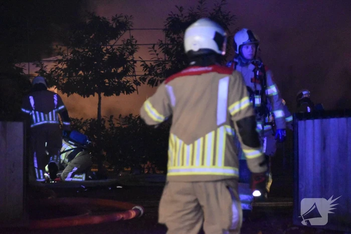 Brand verwoest schuur, brandweer spaart woning