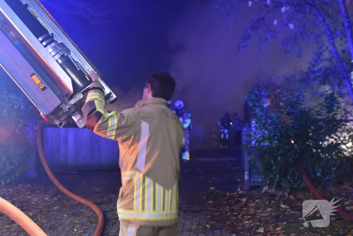 Brand verwoest schuur, brandweer spaart woning
