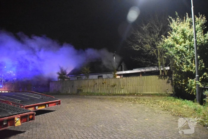 Brand verwoest schuur, brandweer spaart woning