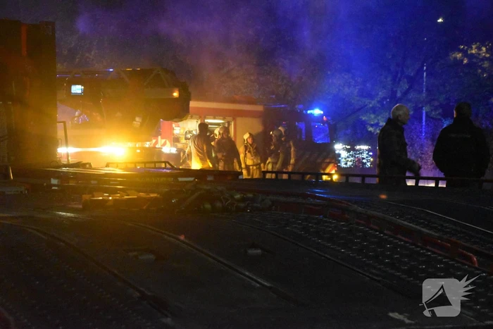 Brand verwoest schuur, brandweer spaart woning