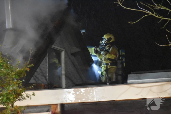 Brand verwoest schuur, brandweer spaart woning