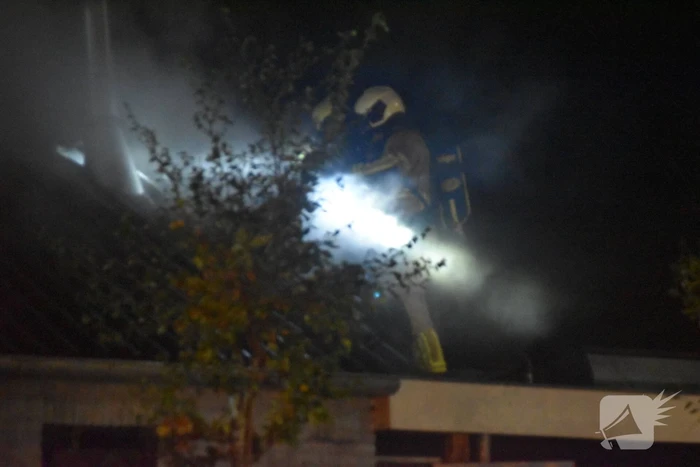 Brand verwoest schuur, brandweer spaart woning