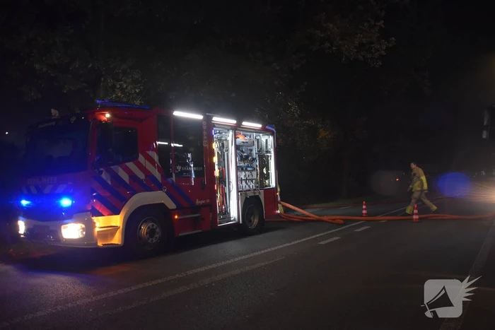 Brand verwoest schuur, brandweer spaart woning