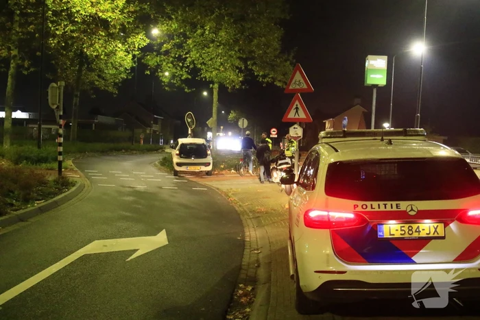 Automobilist knalt tegen verkeerslicht aan