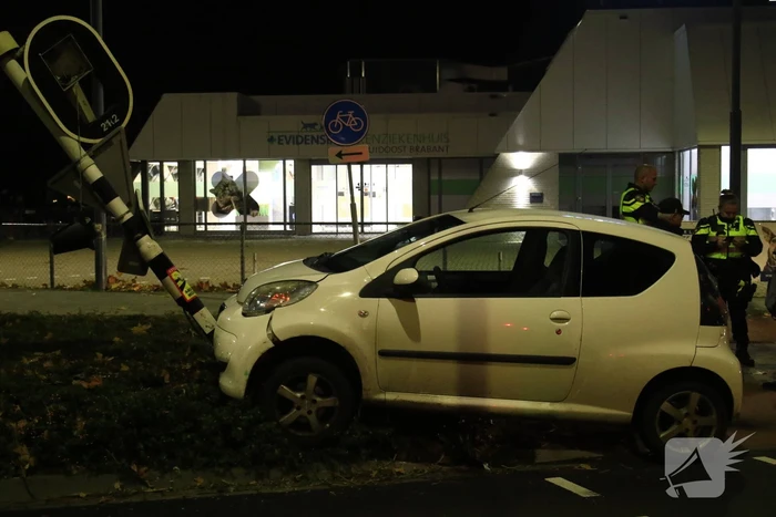 Automobilist knalt tegen verkeerslicht aan