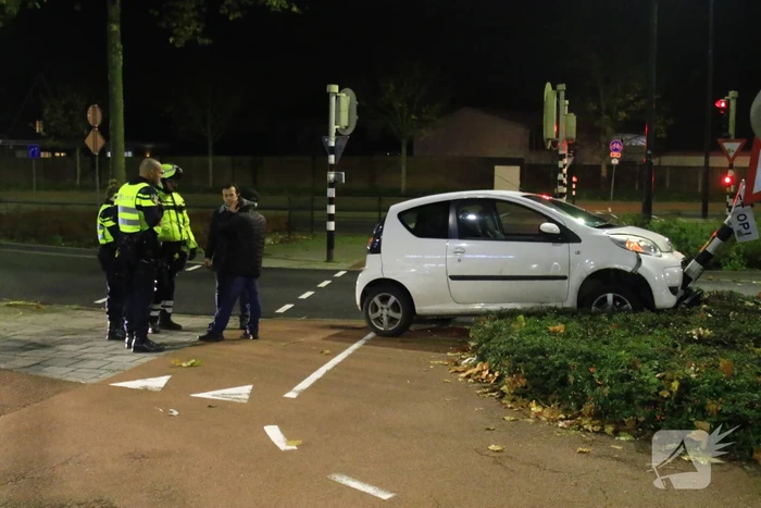 Automobilist knalt tegen verkeerslicht aan