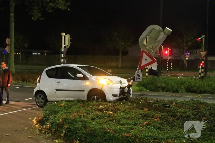 Automobilist knalt tegen verkeerslicht aan