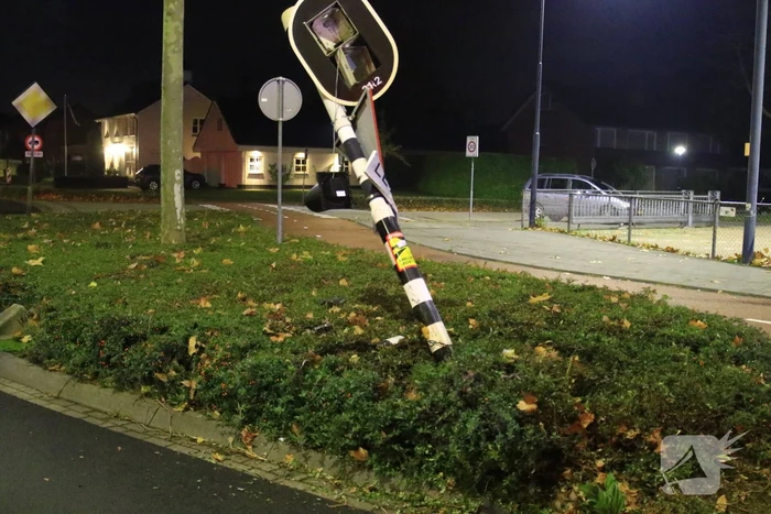 Automobilist knalt tegen verkeerslicht aan